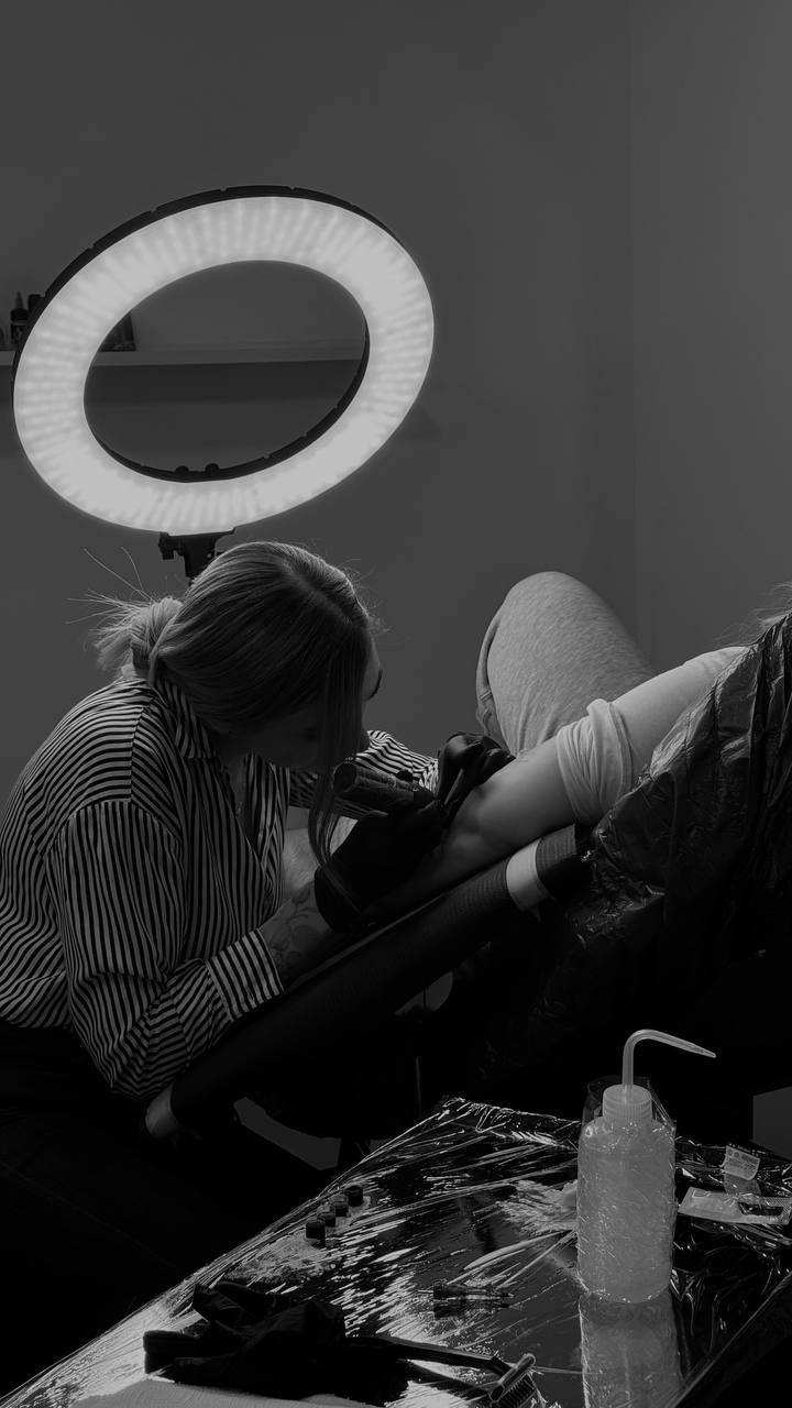 Daryna Kozii podczas wykonywania tatuażu w studio Oda Ink